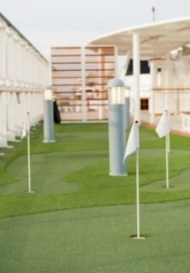 Artificial putting green